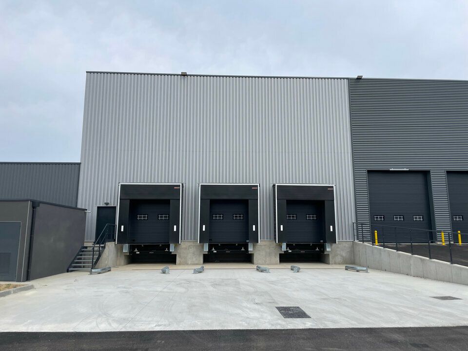 Une opportunité logistique rare à Corbas : locaux divisibles avec quais et stationnements privatifs.