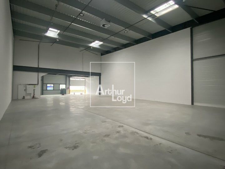 Location local d''activites 1317 m² divisibles à partir de 383 m²