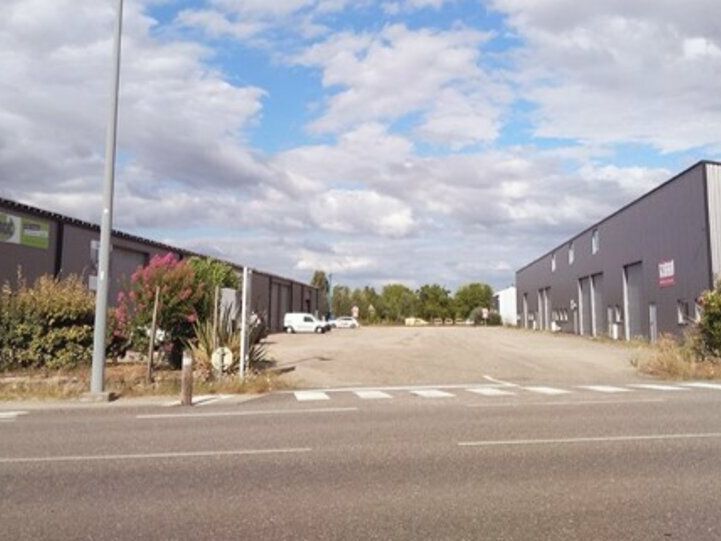 Location local d''activites 600 m² non divisibles