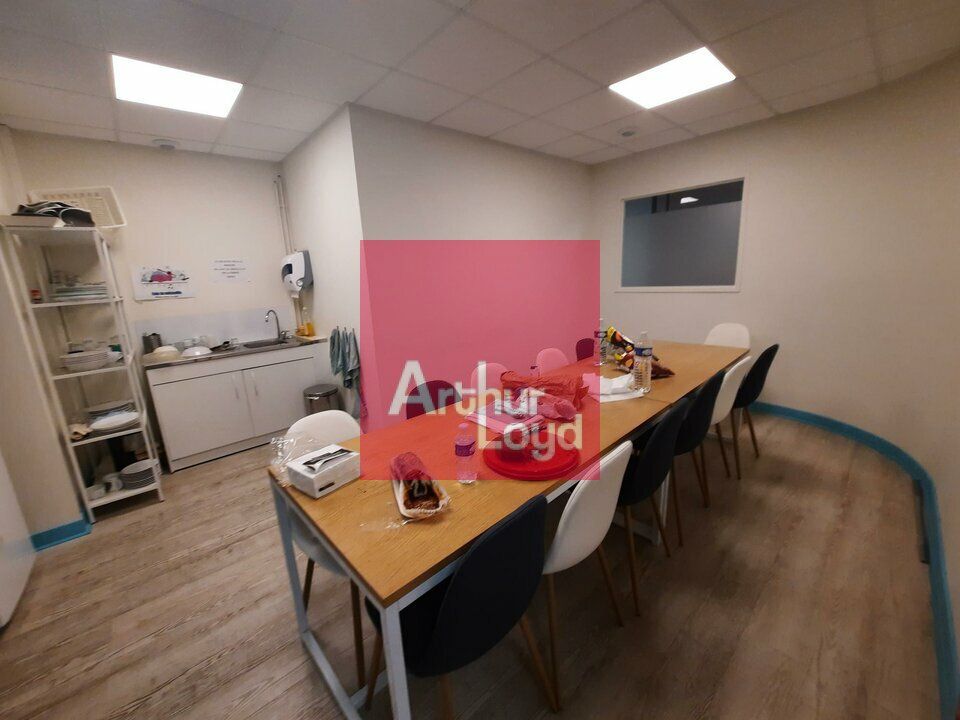 CLERMONT FERRAND A VENDRE ZONE DES GRAVANCHES BUREAUX  1200 M² - BATIMENT INDEPENDANT - PARKING