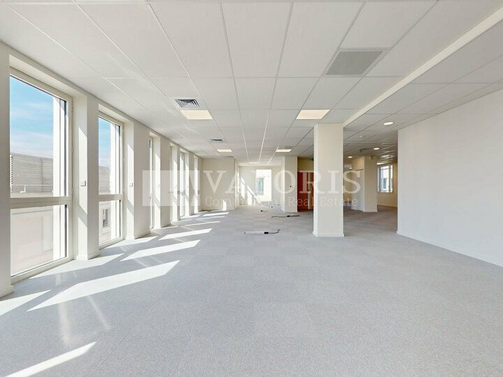 Valoris Real Estate vous propose ces bureaux prestigieux au cœur du Parc Olympique Lyonnais à Décines.