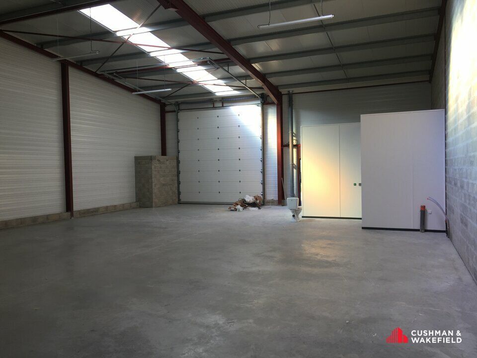 Cellule d'activités à la location de 210 m²