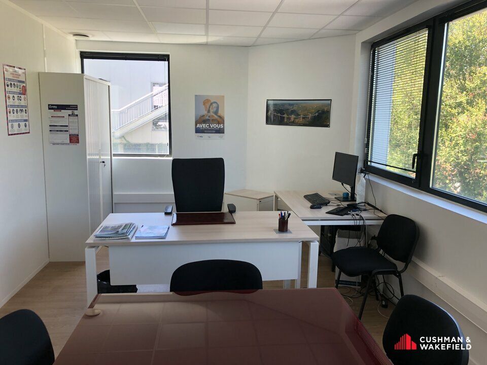 Proche de l'aéroport de Mérignac, dans un immeuble récent en r+3, une surface d'environ 1 000 m² de bureaux à louer.