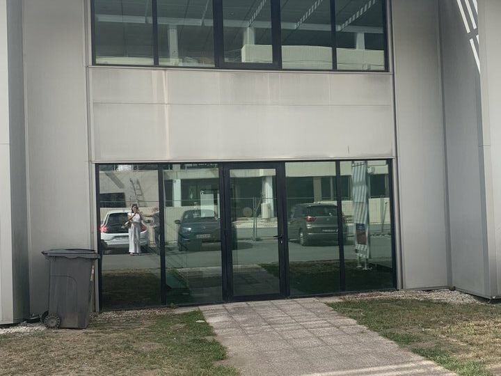 A Mérignac, Avenue JFK, dans un immeuble tertiaire de bon standing, bureaux à louer