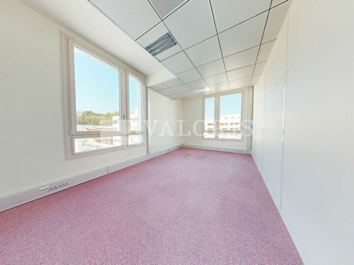 Sur les quais, au sein d'un immeuble offrant une très belle vue sur la Saône, venez découvrir à la location des bureaux cloisonnés.