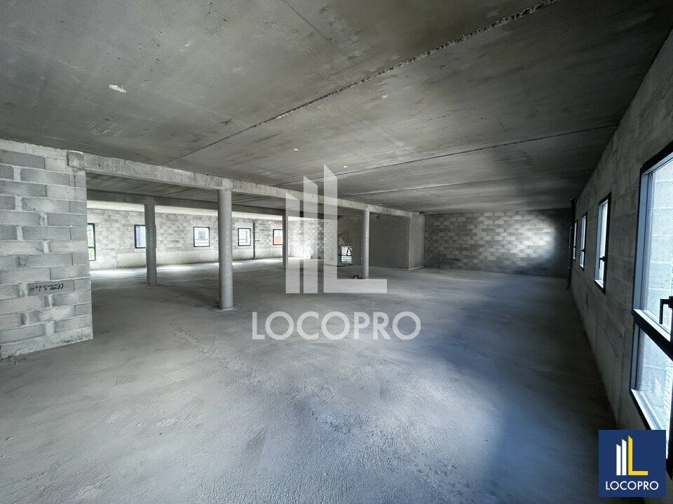 Location local d''activites 1252 m² divisibles à partir de 275 m²