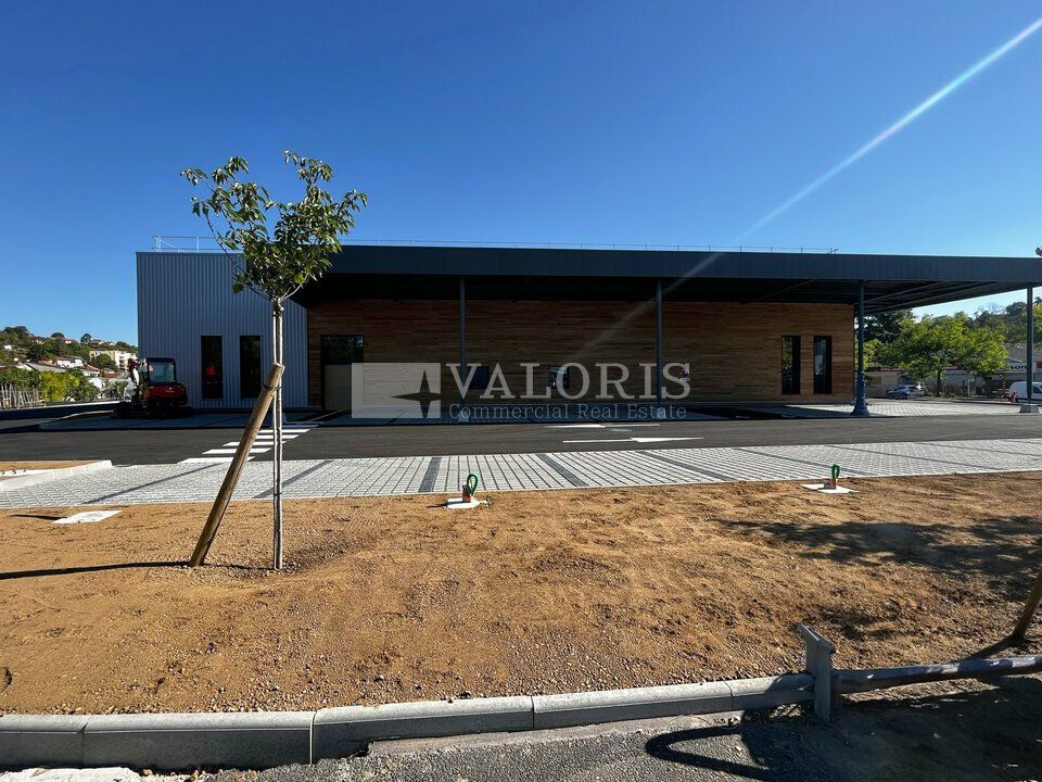 Valoris Real Estate vous propose un local commercial neuf de 600m² divisible à partir de 300 m² à l'Abresle, sur un axe offrant une très belle visibilité et un flux important.
