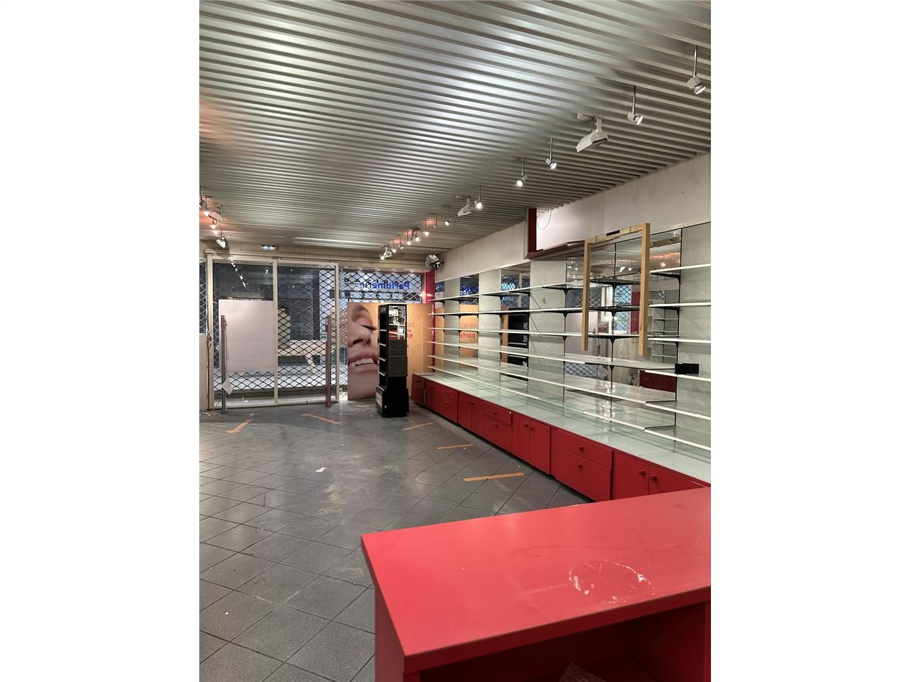 EMPLACEMENT COMMERCIAL STRATEGIQUE - CC CARREFOUR