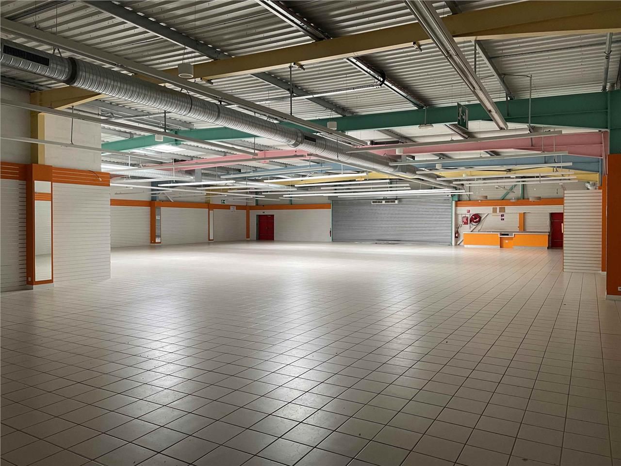 Location local commercial 900 m² à Le Mans