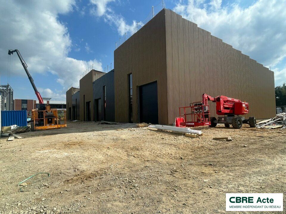 Location local d''activites 1985.63 m² divisibles à partir de 194.36 m²