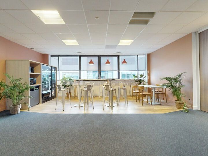 1498 m² pour ce bureaux en location à Saint priest