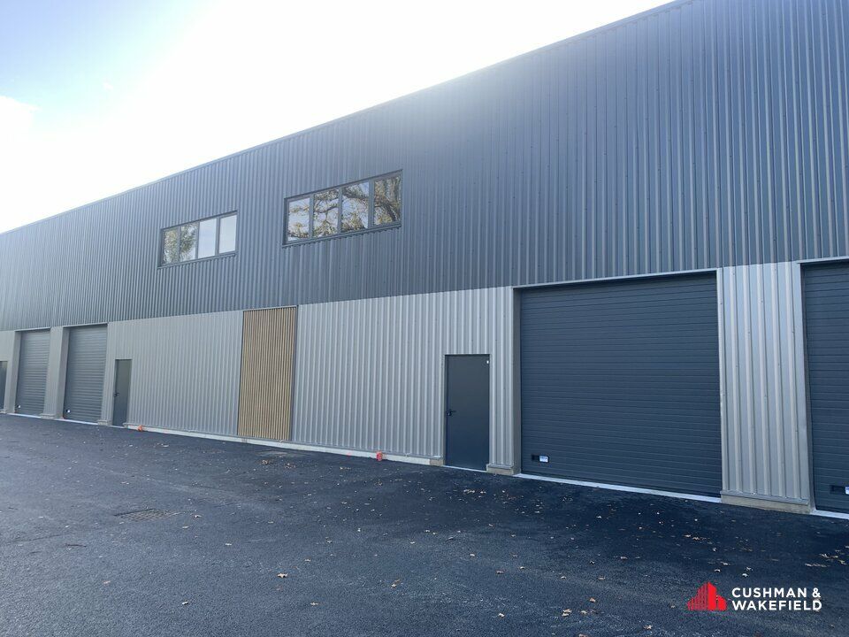 Dans un Parc d'Activités neuf très qualitatif, cellule entrepôt / bureaux de 496 m²