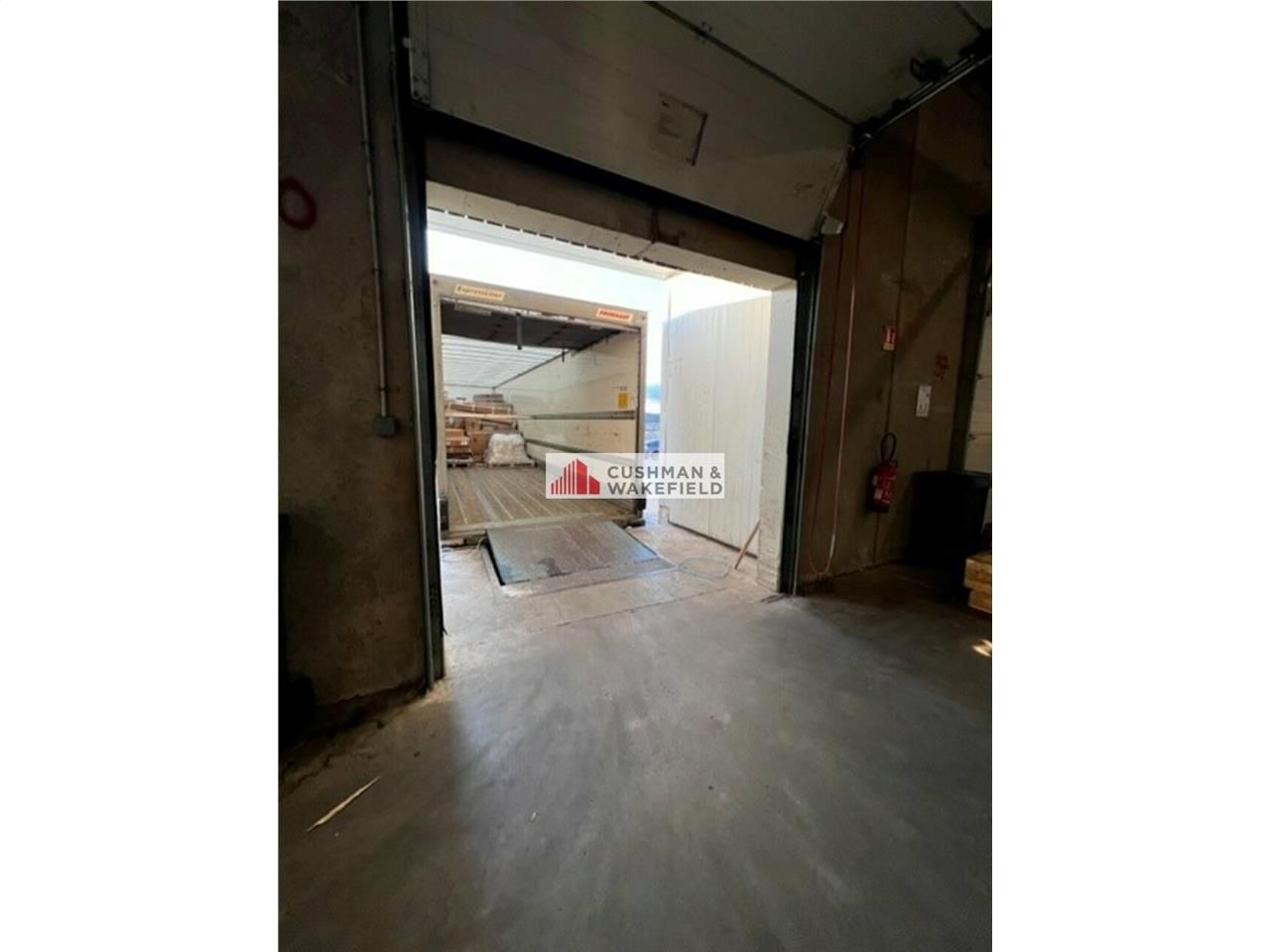 ROQUEMAURE - LOCAL D'ACTIVITE / ENTREPOT A LOUER