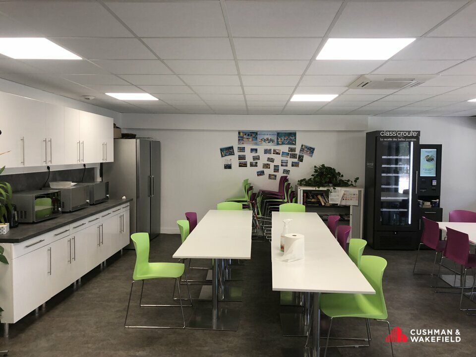 Proche de l'aéroport de Mérignac, dans un immeuble récent en R+3, une surface d'environ 135 m² en rez-de-chaussée