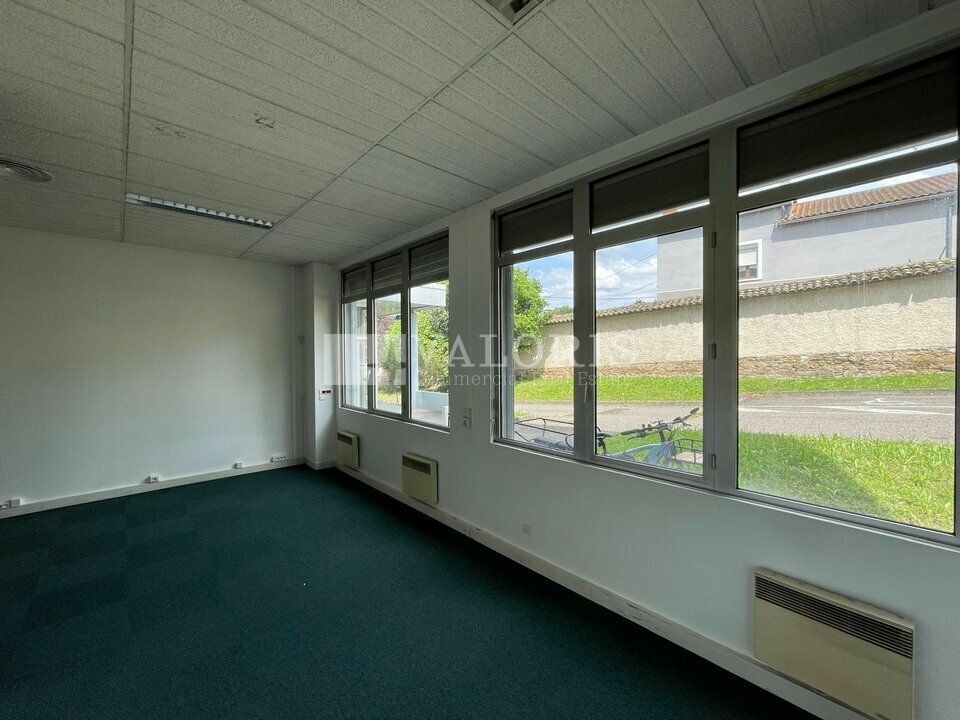 Valoris Real Estate vous propose à la location des bureaux à louer avec 3 places de parking sur la commune de Tassin-La-Demi-Lune. 