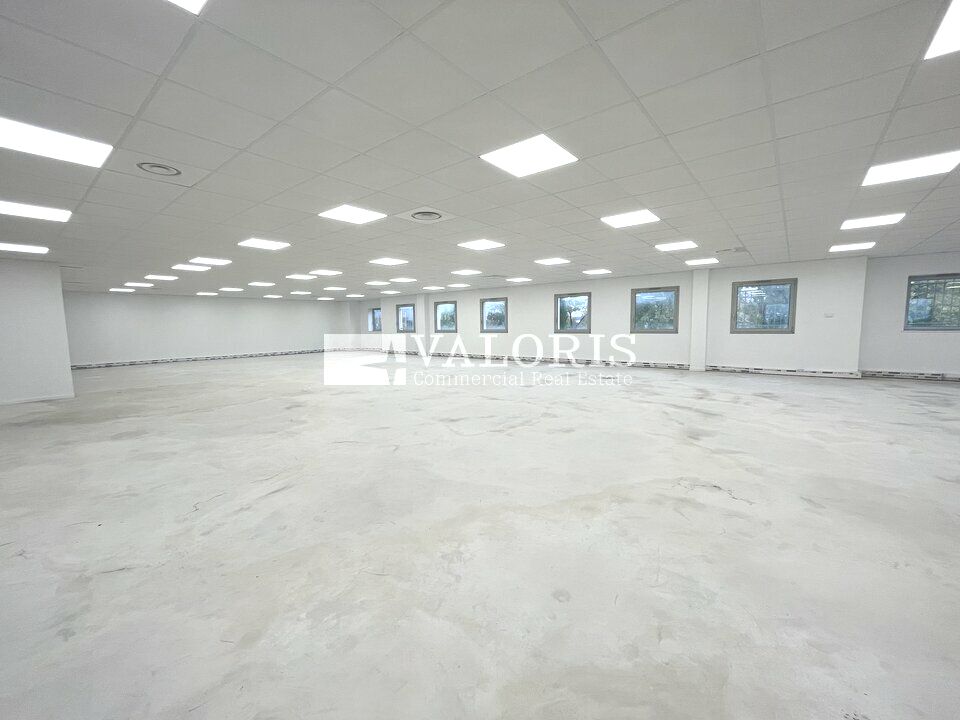 VALORIS REAL ESTATE vous propose une opportunité d'achat sur la zone Mi-Plaine à Saint Priest. Idéalement situé à l'intersection des autoroutes A43 et A46, au sein d'un parc tertiaire proposant de nombreux commerces et restaurants.