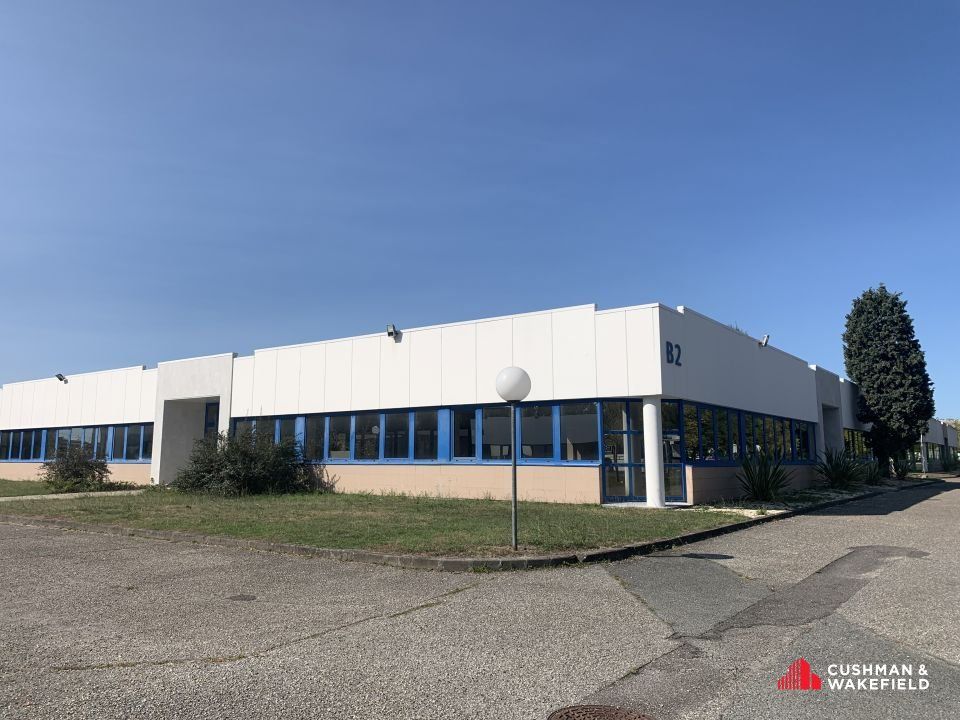 Proximité de la sortie 9 et au pied du Tramway ligne A