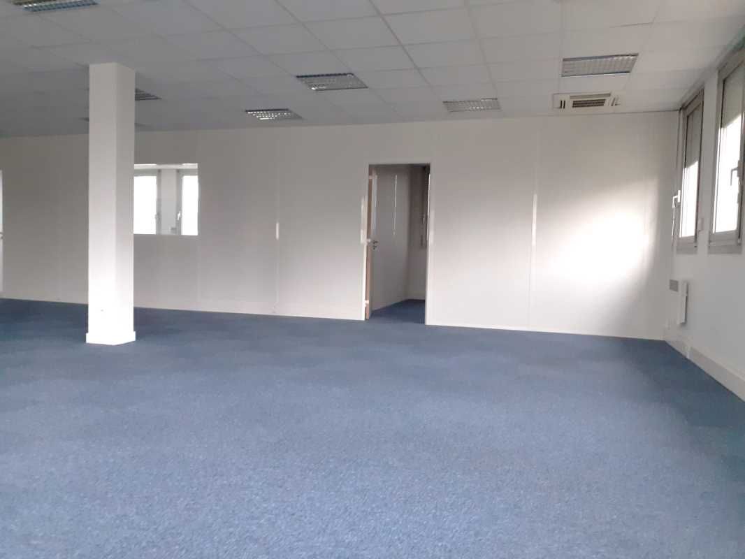 Au sein du parc d'activité de St Exupéry, nous vous proposons à la location au rez-de-chaussée  140 m² de bureaux en très bon état + 4 places de stationnement inclus