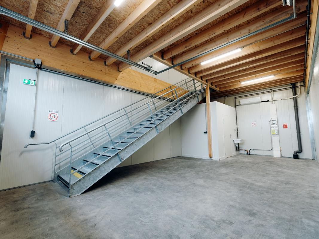 Location entrepôts 96 m² non divisibles