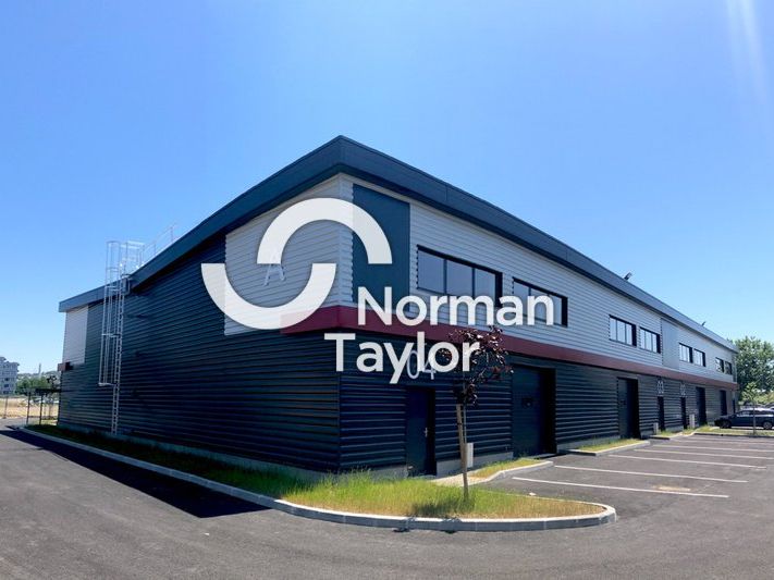 Vente local d''activites 2560 m² divisibles à partir de 103 m²