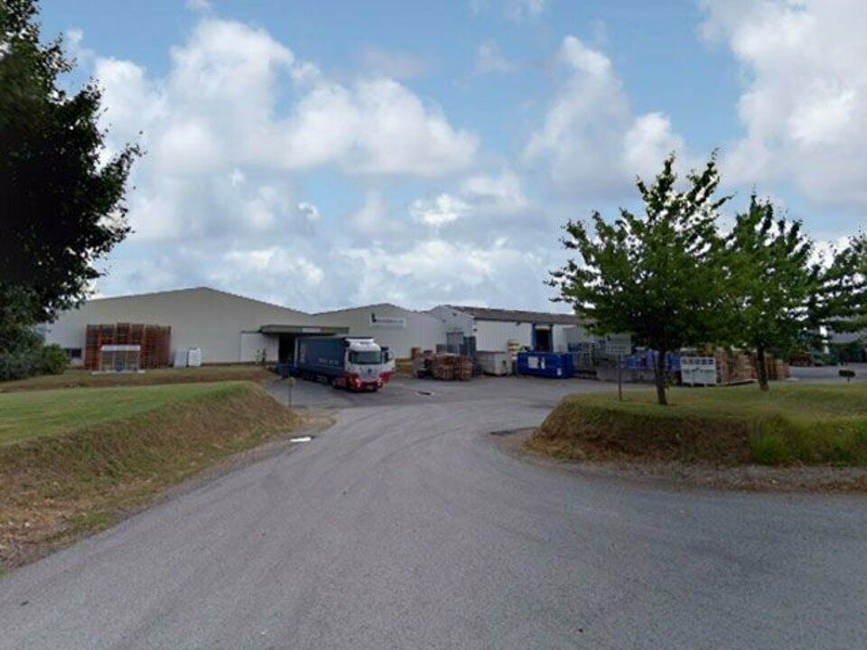 Vente local d''activites 10630 m² non divisibles