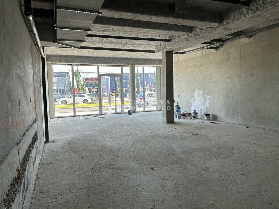 Vente local commercial 111.43 m² non divisibles