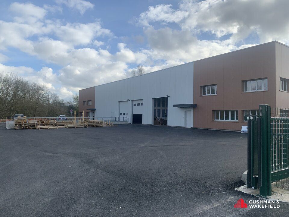 Location local d''activites 2100 m² non divisibles