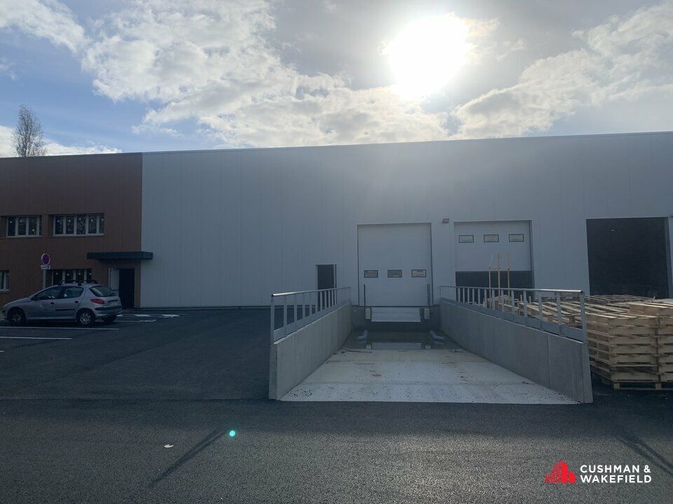 Bâtiment d'activité de 2 100 m² à louer sur site clos 