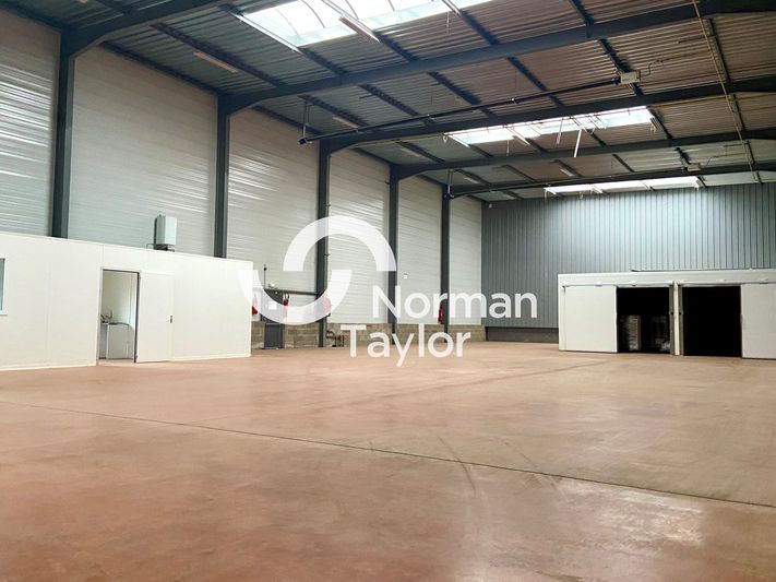 Location local d''activites 2240 m² non divisibles