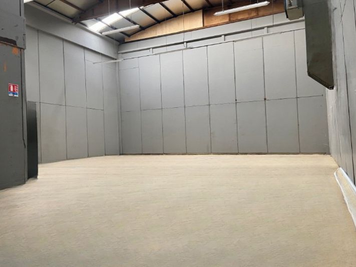 A louer des locaux activités/bureaux d'une surface totale de 440 m² à Dardilly