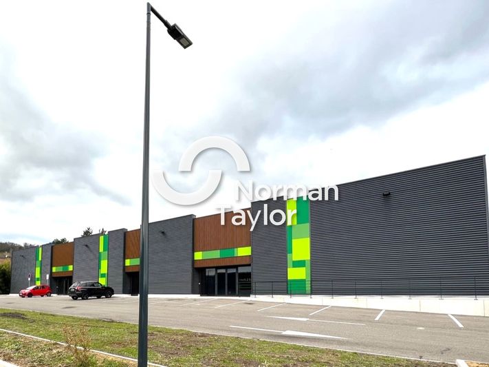 Location local commercial 1825 m² divisibles à partir de 402 m²