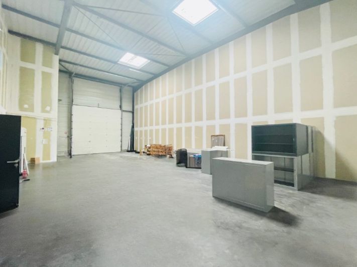 A louer 560 m² de locaux d'activités divisibles à partir de 280 m² à St Priest.