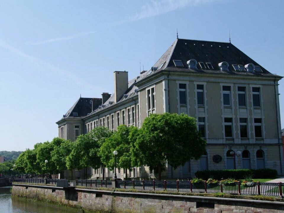 Location local d''activites 160 m² non divisibles