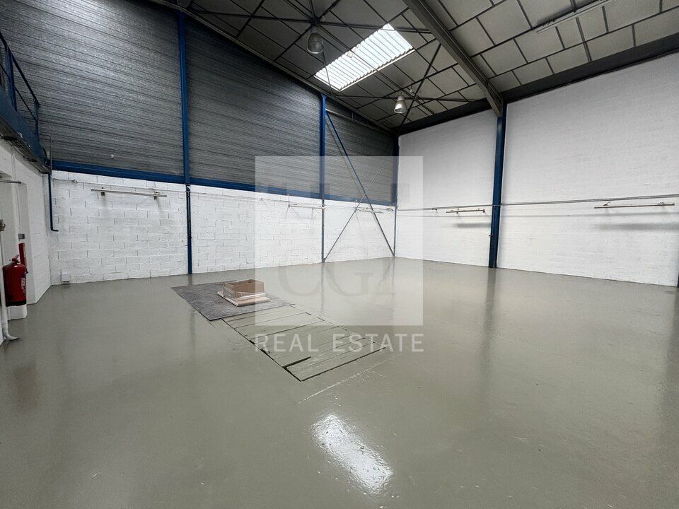 À Louer : Local d'Activités de 350 m² – Chassieu, Divisible & Idéalement Situé