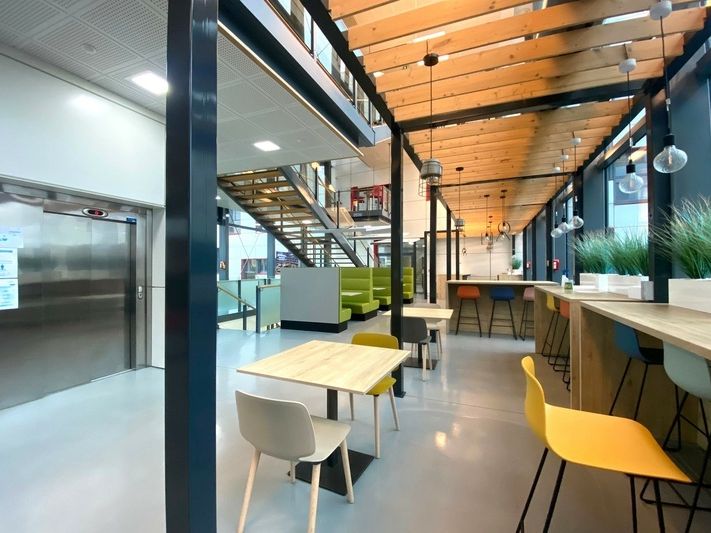 DARDILLY TECHLID - Bureaux à louer de 3 200 m² environ divisibles à partir de 984 m² avec parkings.