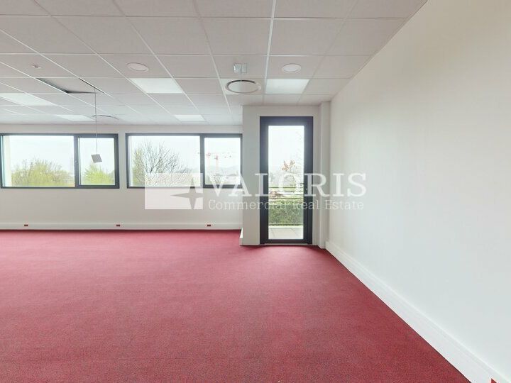 Valoris Real Estate vous propose à la location des lots de bureau dans un bâtiment neuf et indépendant situé dans un secteur en pleine mutation, calme et arboré, au cœur de la TECHLID, à proximité des grands axes et services de proximité. 