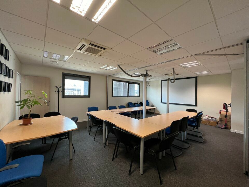 TOURS CENTRE GARE LOCAL COMMERCIAL A LOUER 173 M² AVEC 6 PARKINGS PRIVATIFS