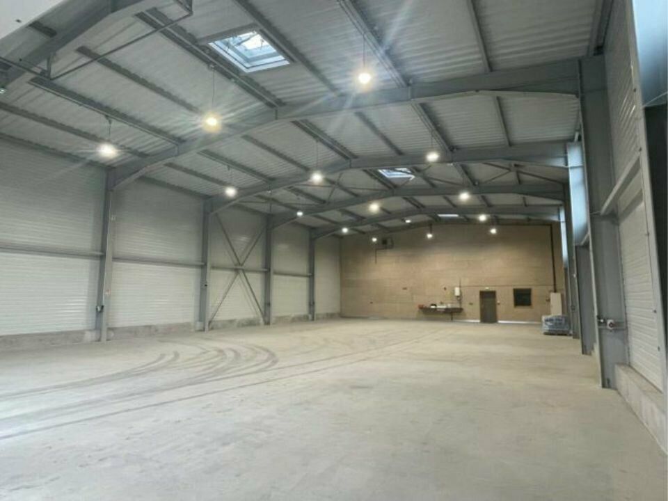 Local d'activités de 945 m² à louer à Aix-les-Bains (73)