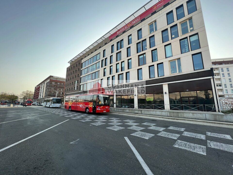 Location local commercial 835 m² non divisibles