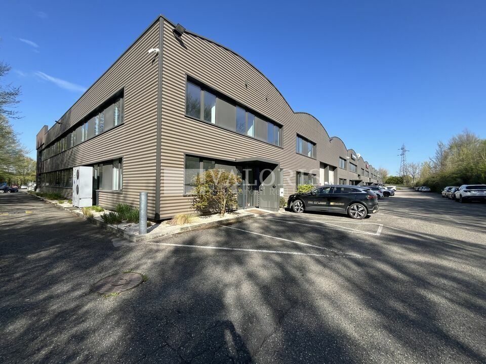 Locaux d'activités à louer sur la commune de Dardilly. Situés à proximité immédiate de l'autoroute A6, à seulement 15 minutes de Lyon centre. Les locaux seront rénovés avant mise à disposition.