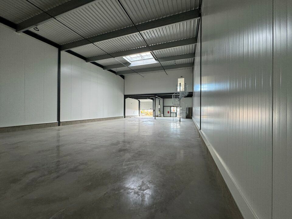 Location local d''activites 2852 m² divisibles à partir de 234 m²