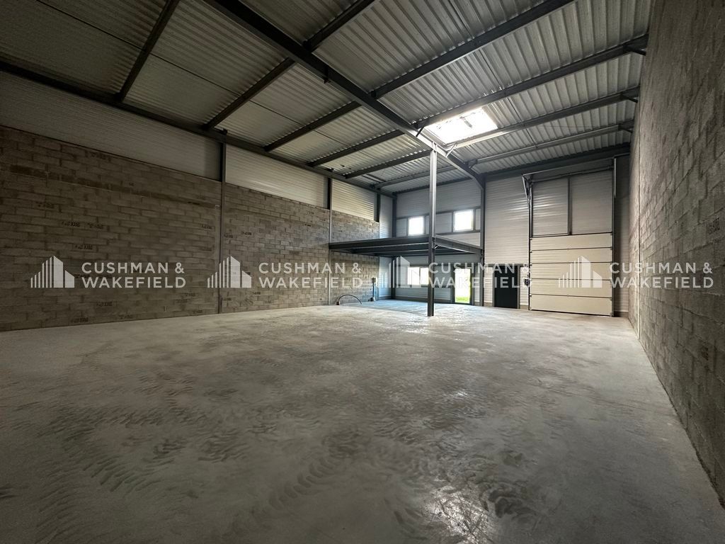 Vente activités 3261 m² divisibles à partir de 122 m²