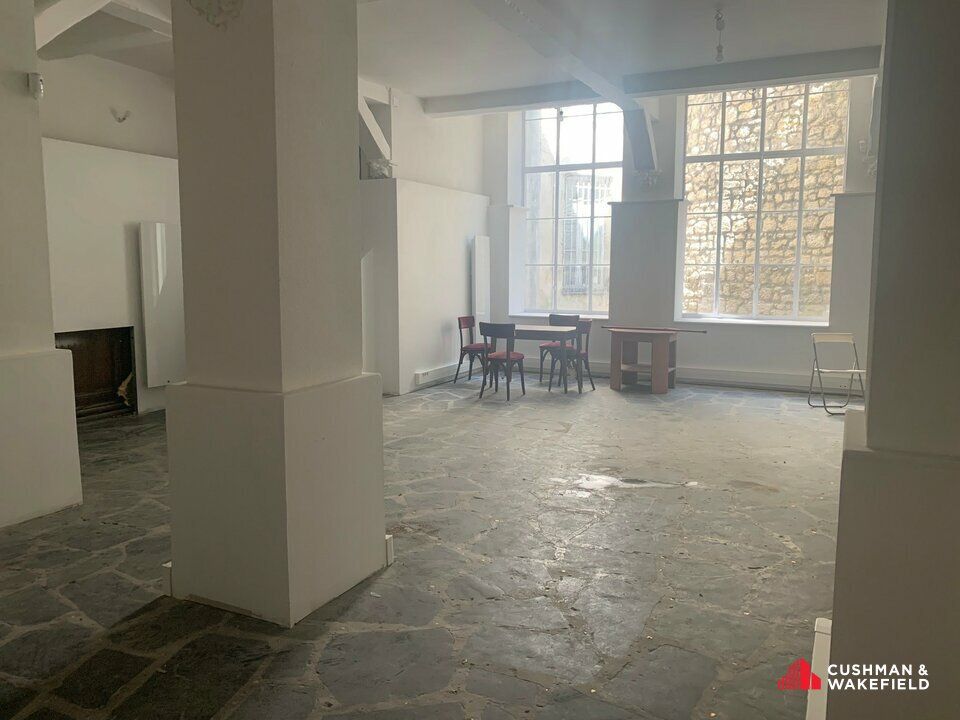 À deux pas du Jardin Public, une surface d'environ 200 m² de bureaux en RDC d'un immeuble en pierre