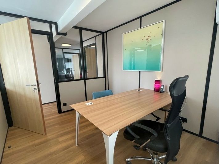 Bureaux rénovés dans une résidence sécurisée. 