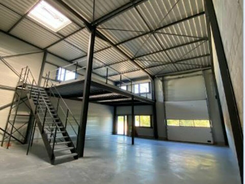 Vente local d''activites 835.4 m² divisibles à partir de 133 m²