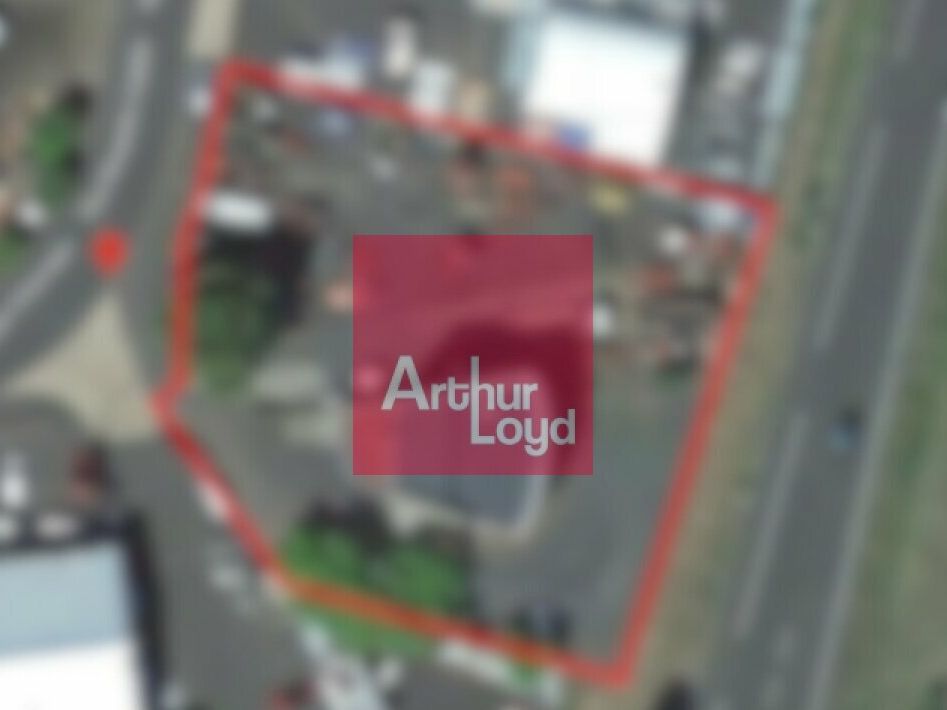 ISSOIRE A VENDRE ENSEMBLE IMMOBILIER BUREAUX ET TERRAIN A BATIR