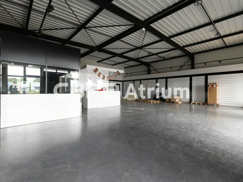 Location local commercial - 374 m²