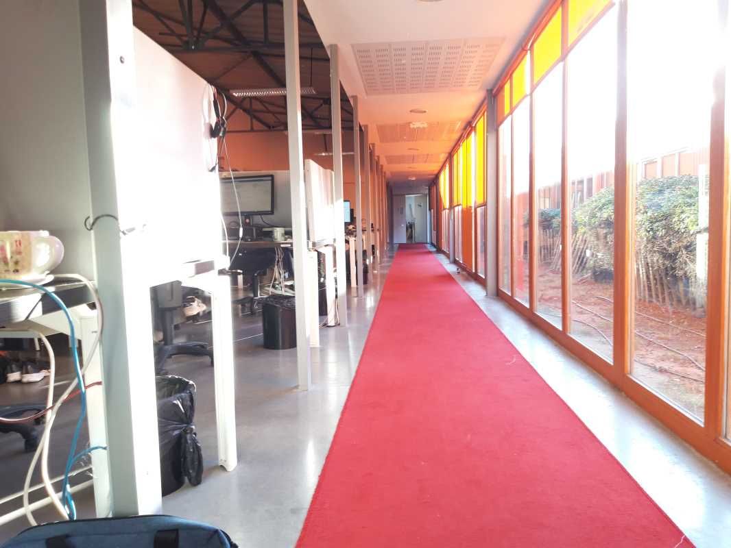 Bâtiment indépendant de bureaux d'une surface d'environ 972 m² divisibles, situé sur la zone commercial d'Aigues Mortes