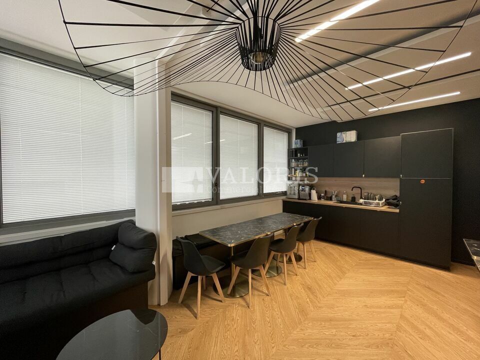 150 m² de bureaux à louer dans un immeuble de bureaux s'intégrant dans un programme immobilier mixte à énergie positive au cœur du quartier de la Confluence. A proximité de la gare de Lyon-Perrache et accès direct par les autoroutes A7/A6.