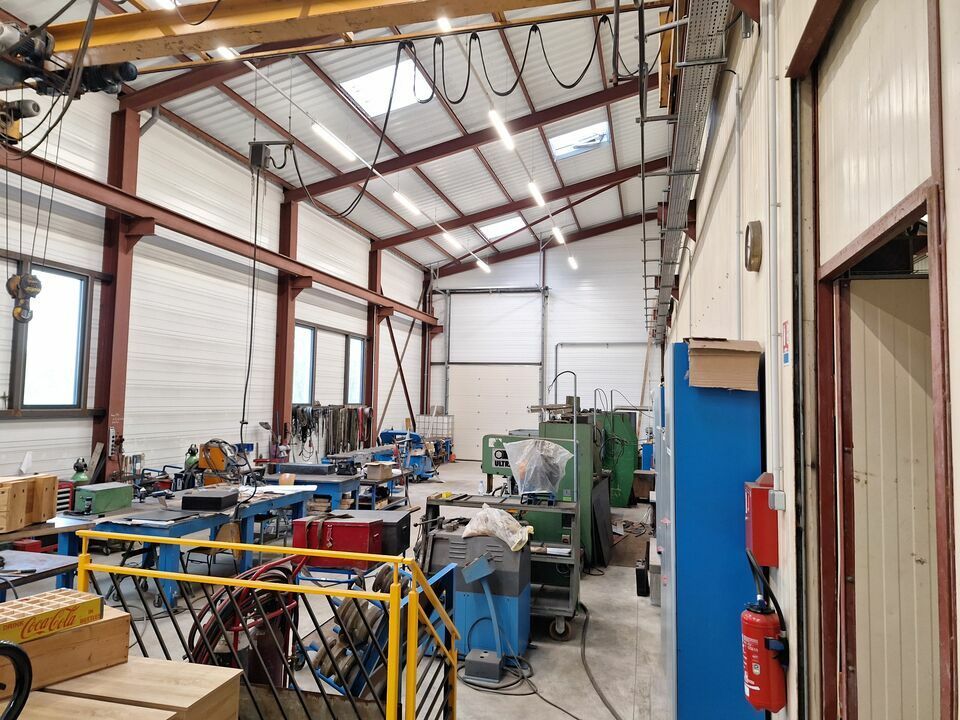 Local d'activité d'environ 1 800m² à vendre 